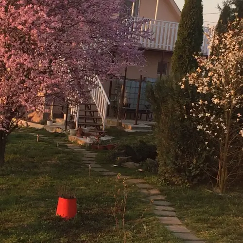 Tetőt&eacute;ri r&eacute;sz 2 h&aacute;l&oacute; nappali