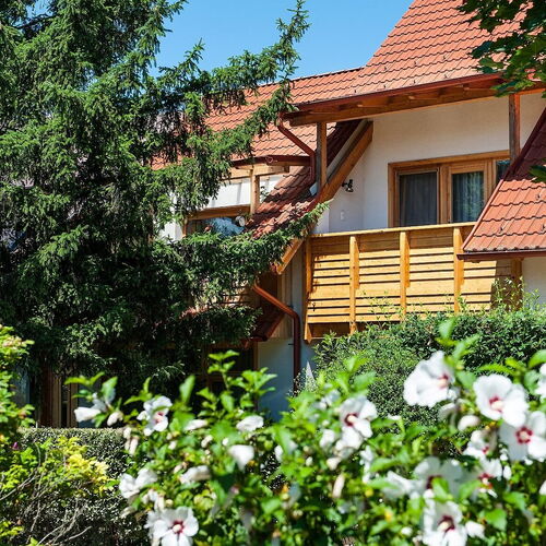 kert háttérben a családi apartman