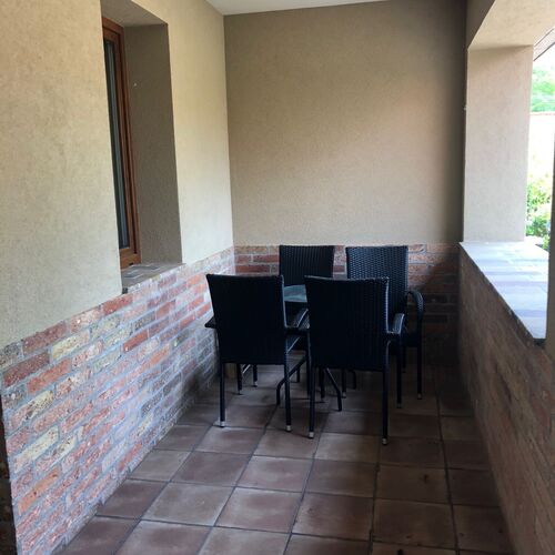 •	apartmanonként a teraszon elhelyezett kerti kiülőkkel 