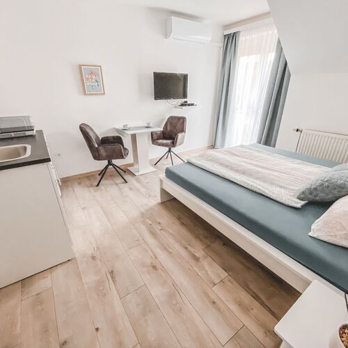 Komfort - franciaágyas  stúdió apartman konyhasarokkal,  fürdőszobával és erkéllyel - kilátás a belső udvarra