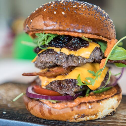 Éttermünkben a hagyományos magyar ételeken kívül isteni hamburgereket is kínálunk.