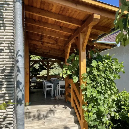 Bej&aacute;rat előtti terasz
15 m2