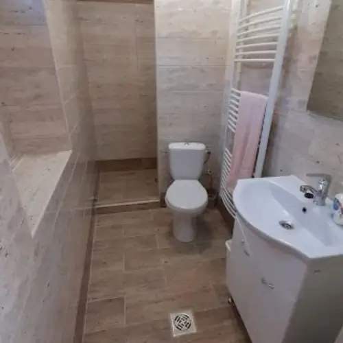 Egyforma, zuhanyz&oacute;s f&uuml;rdőszoba minden szob&aacute;hoz