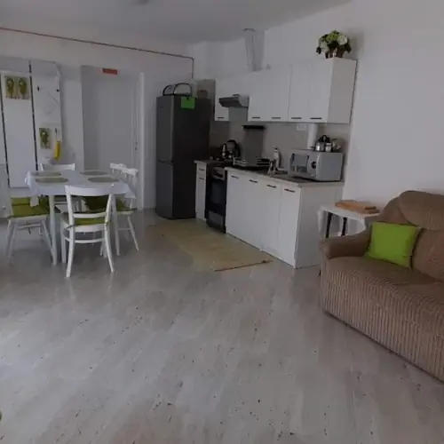 S&Aacute;RGA &eacute;s NARANCS szoba konyh&aacute;ja, nappalija