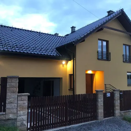 Widok garażu z oświetleniem