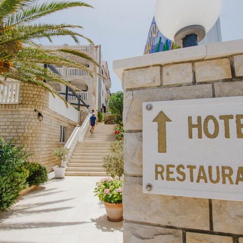 Hotel Vila Tina Arbanija ★★★ 3