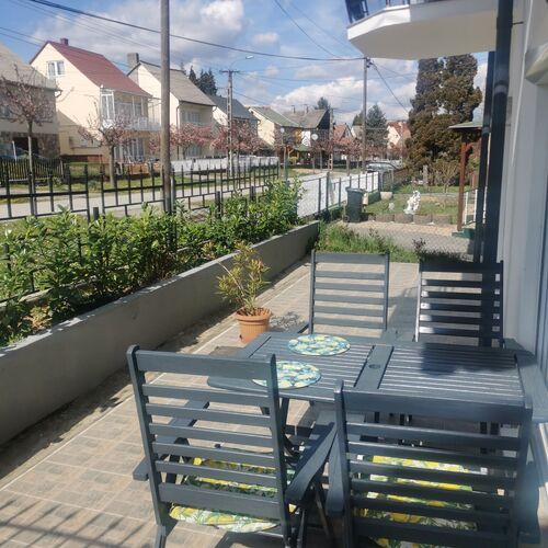 Terasz, grillez&eacute;si lehetős&eacute;ggel.