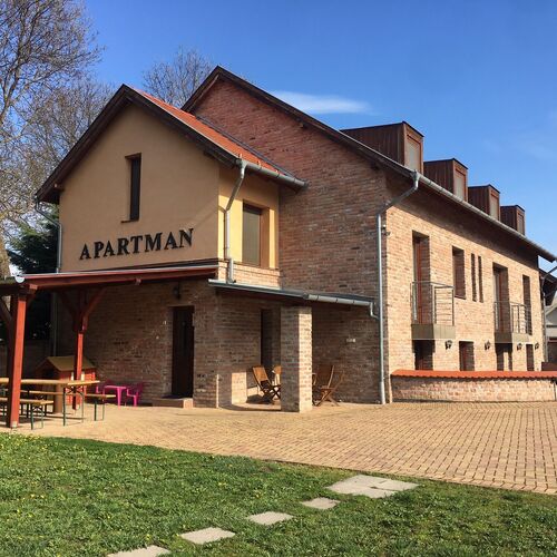 Apartmanház,zárt udvar,parkoló,fedett filagória kinti étkezéshez.