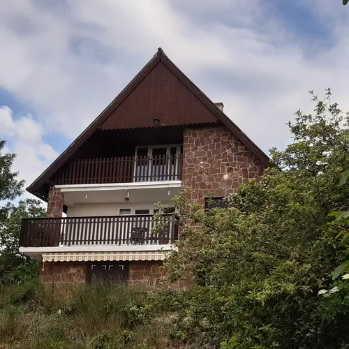 A nyaral&oacute; balatoni panor&aacute;m&aacute;s, 3 szintes, szintenk&eacute;nt k&uuml;l&ouml;n z&aacute;rhat&oacute;. 8fő alatt 10% &aacute;rkedvezm&eacute;nyt aj&aacute;nlunk.