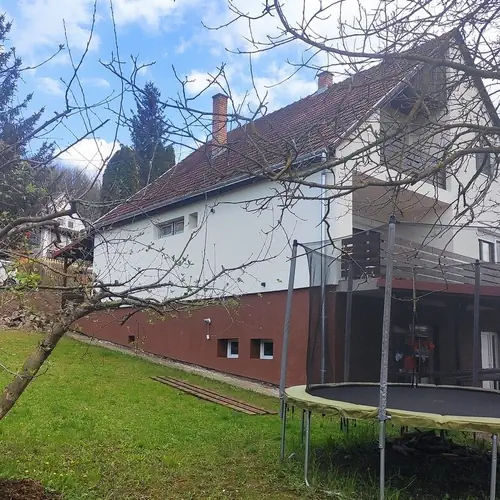 A vend&eacute;gh&aacute;z a kert felől