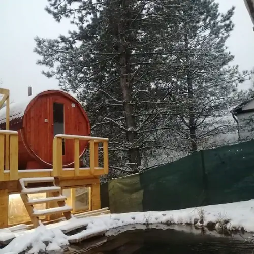 Egy forr&oacute; szaun&aacute;z&aacute;s ut&aacute;n, a b&aacute;trabbak a kerti t&oacute;ban hűthetik vissza magukat.