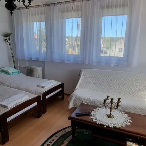 sypialnia z dwoma jednoosobowymi ł&oacute;żkami plus dwuosobowa wersalka