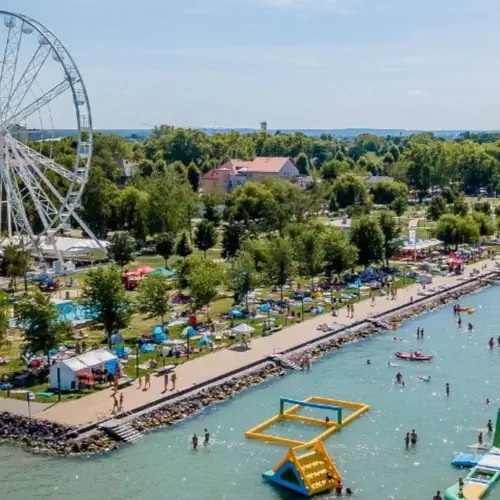 Nagystrand, pl&aacute;zs, v&iacute;zi attrakci&oacute;kkal.