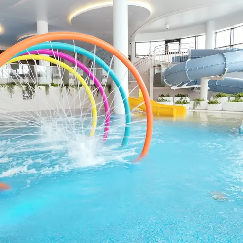 Basen wewnętrzny, zjeżdżalnia rura, plac zabaw dla dzieci z małą zjeżdżalnią, jacuzzi, masujące łoża i dysze.