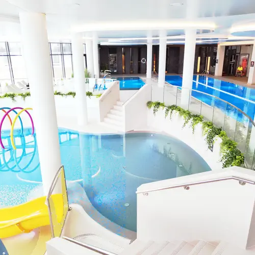 Basen wewnętrzny, zjeżdżalnia rura, plac zabaw dla dzieci z małą zjeżdżalnią, jacuzzi, masujące łoża i dysze.