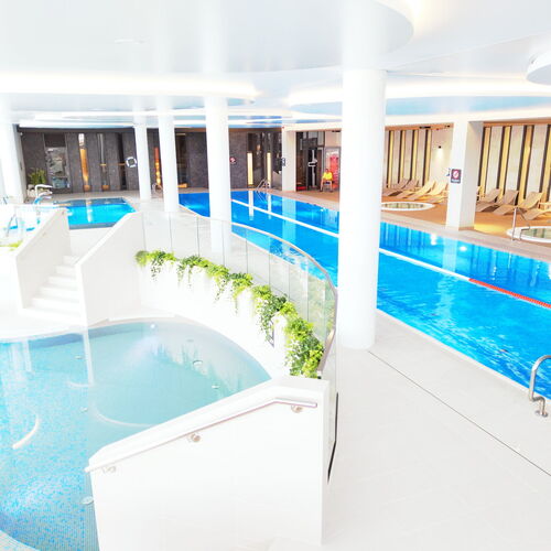Basen wewnętrzny, zjeżdżalnia rura, plac zabaw dla dzieci z małą zjeżdżalnią, jacuzzi, masujące łoża i dysze.