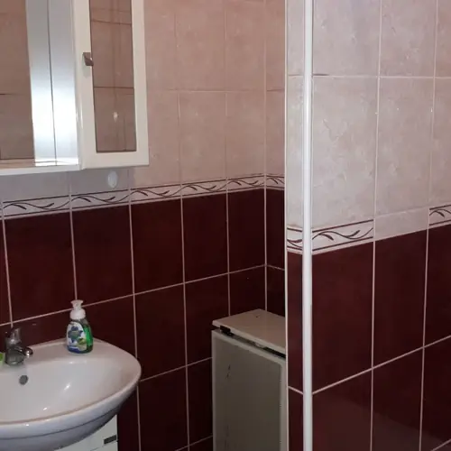 Vend&eacute;gh&aacute;z f&uuml;rdőszoba 2