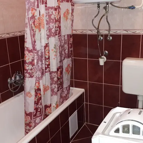 Vend&eacute;gh&aacute;z f&uuml;rdőszoba