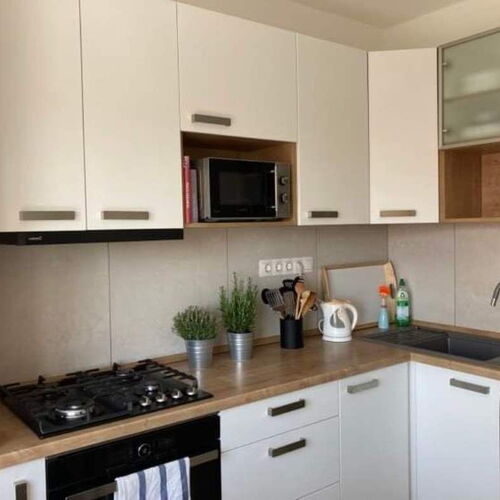 Jól felszerelt konyha (mikró, hűtő, mosogatógép, sütő, gáztűzhely)