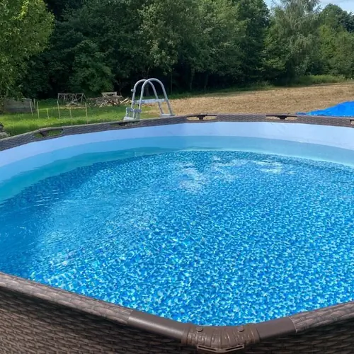 Prywatny basen ogrodowy w lecie