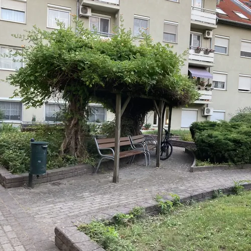 Z&aacute;rt belső udvar2