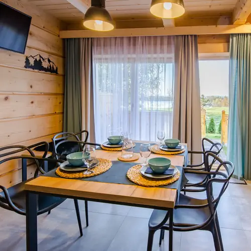 Salon z aneksem kuchennym na parterze domku