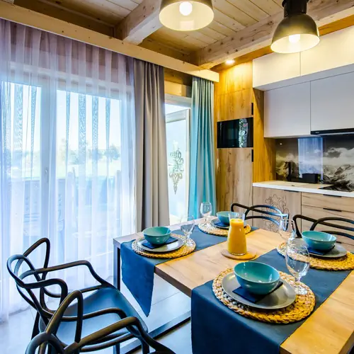 Salon z aneksem kuchennym na parterze domku