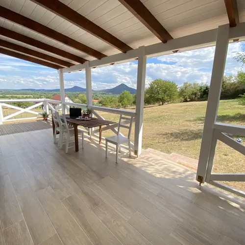 Terasz, nagy asztallal.