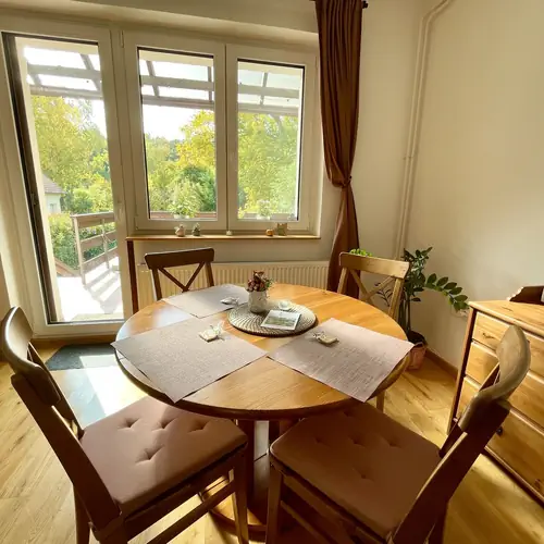 J&oacute; itt &uuml;ld&ouml;g&eacute;lni! &Eacute;tkezősarok kertre n&eacute;ző ablak mellett