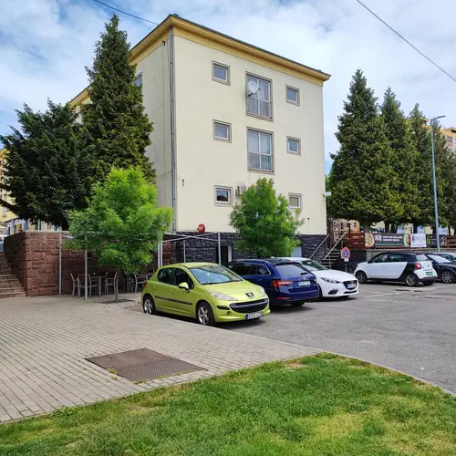 Hotel B&eacute;ke Sziget Koml&oacute; Eszperant&oacute; t&eacute;r felől