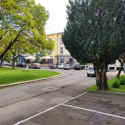 Hotel B&eacute;ke Sziget Koml&oacute; első oldal V&aacute;rosh&aacute;z felől