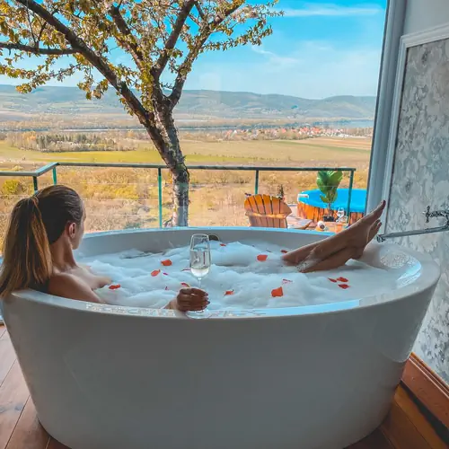 Hatalmas panor&aacute;m&aacute;s k&aacute;d, ha nem szeretn&eacute;l a kinti meleg v&iacute;zben f&uuml;r&ouml;dni.