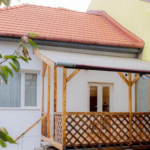 Casa si tersa-vedere din curtea interioara