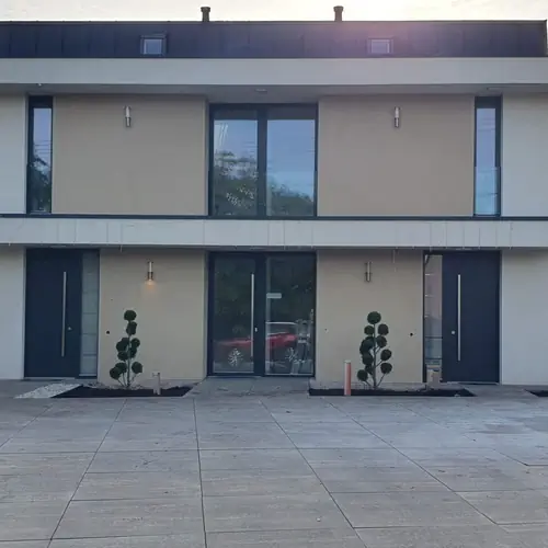 Apartman parkol&oacute; &eacute;s bej&aacute;rat