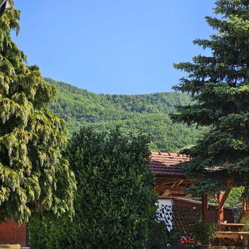 K&ouml;rbez&ouml;ld erdők&ouml;zeli hegyvid&eacute;ki t&aacute;j