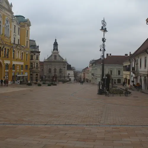 Sz&eacute;chenyi t&eacute;r