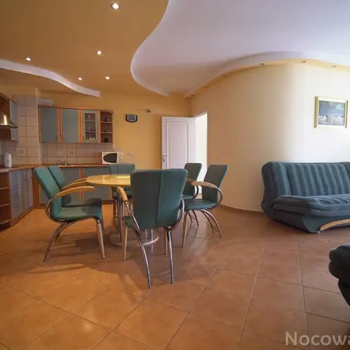 Apartamen 5-osobowy
Pok&oacute;j z aneksem kuchennym