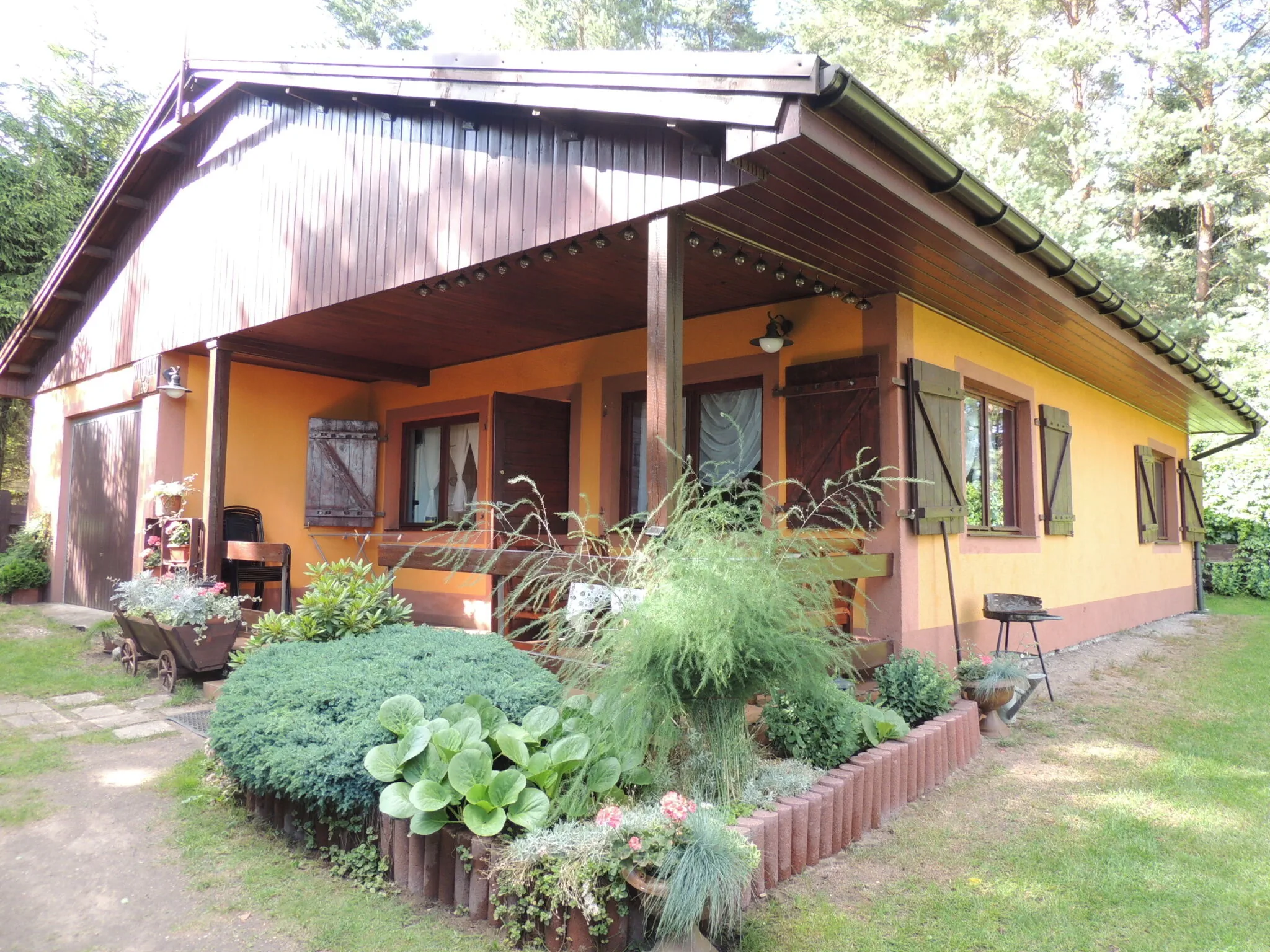 Dom nad jeziorem i w otoczeniu lasów Biskupiec