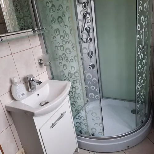 łazienka z prysznicem