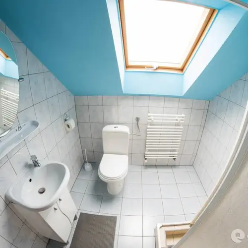 Łazienka w pokoju RODZINNY z balkonem