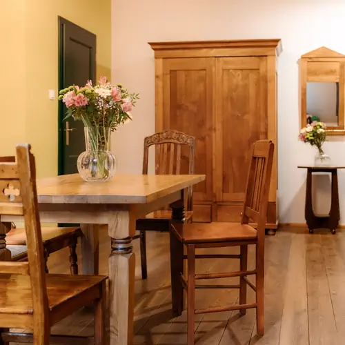 4 lub 5 os., 35 na II p. z antresolą. Łazienka, TV, lod&oacute;wka, zestaw do parzenia kawy lub herbaty, biurko do pracy