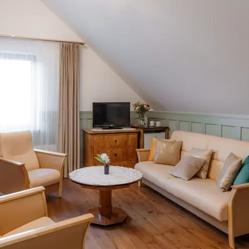 2 os., 36, na II piętrze, z wanną na środku pokoju. Łazienka, TV, lod&oacute;wka, zestaw do parzenia kawy lub herbaty. 