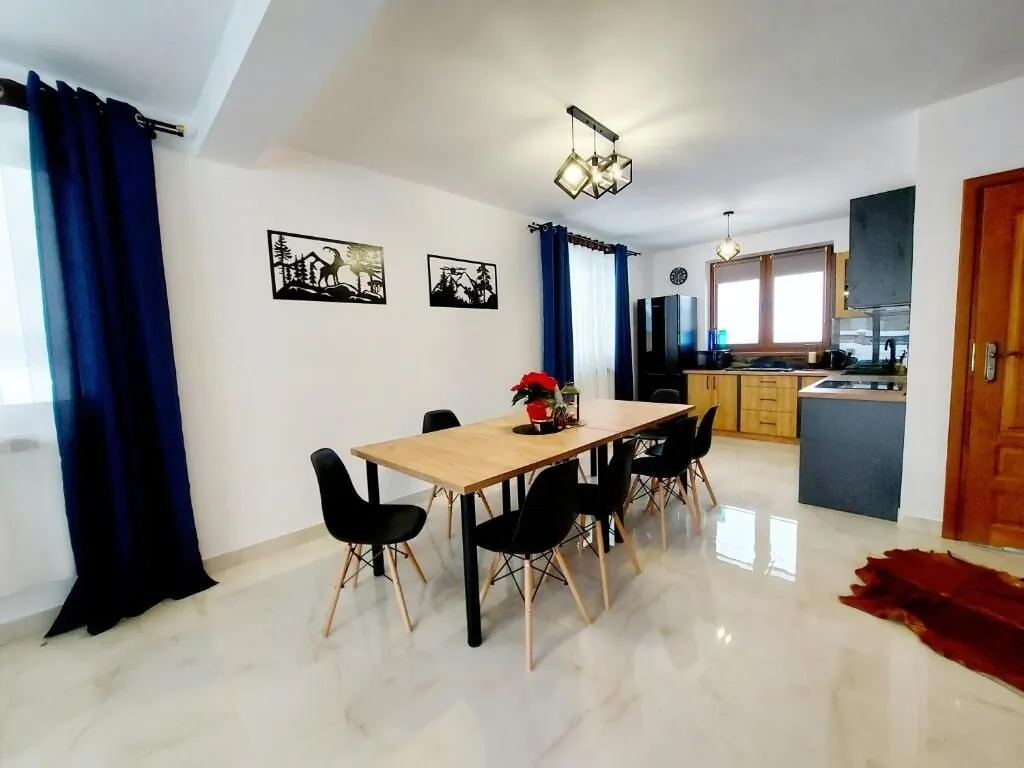 Borówka- u podnóża gór, nad jeziorem Czorszyńskim