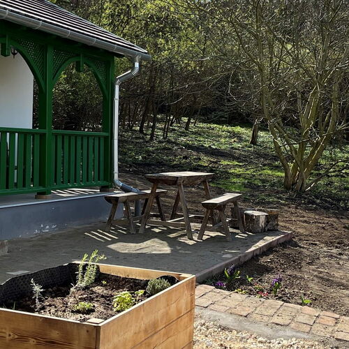 A Kökényház terasza, a fűszerkert és a Banyagödör nevű erdő 