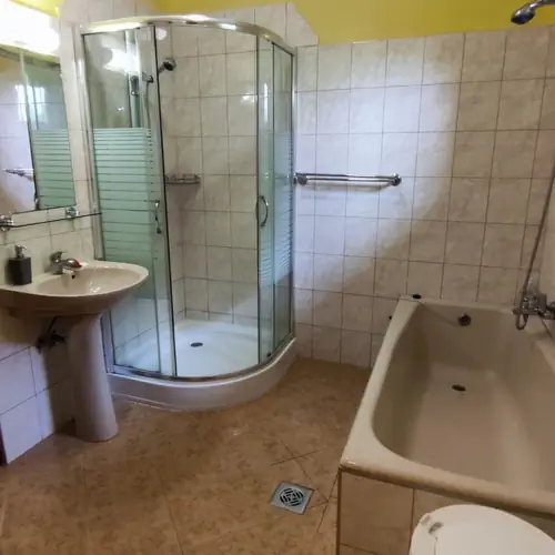 F&ouml;ldszinti f&uuml;rdőszoba