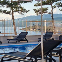 Luxury apartments with pool Punta Šilo