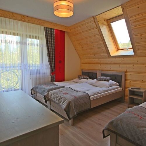 Pok&oacute;j nr 5- 3 os z łazienką i balkonem, pierwsze piętro