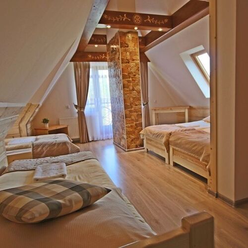 Pok&oacute;j nr 7 - 4 os z łazienką i balkonem, drugie piętro