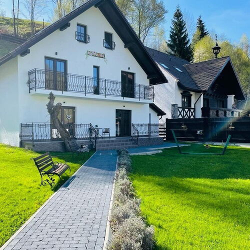 locatia Colt Viu Deluxe si gradina