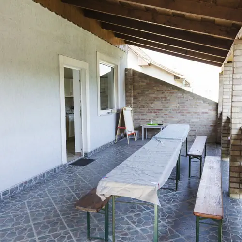 a fenti apartmanok előtti terasz